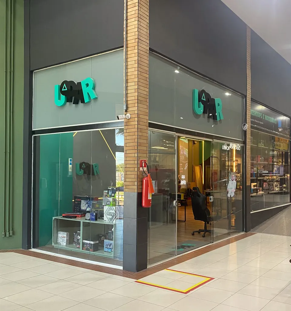 Fachada da loja Upar no Pátio Arvoredo, com letreiro verde e vitrine de hardware